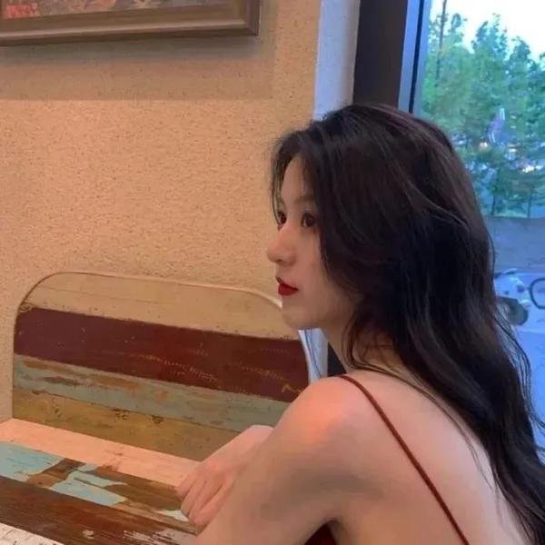 独自夜归的女孩